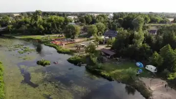 Widok z góry na Przystań Joniec i zakole Wkry