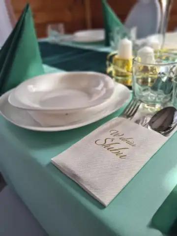 Przygotowany stół biesiadny w wiacie eventowej